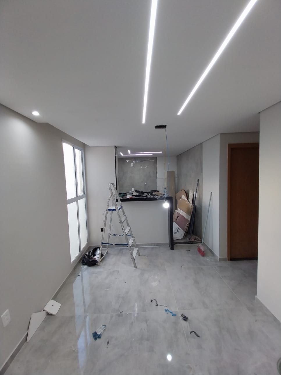 Iluminação em fita LED linear no forro de gesso
