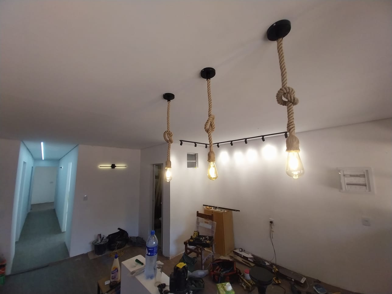 Pendentes decorativos com trilho de spots